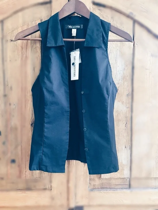 Urban Outfitters Black Sleeveless Button-Down Top - Picture 3 of 7